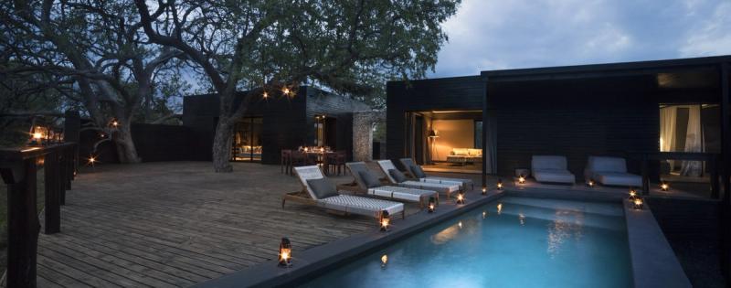 Silvan Safari Lodge – der Pool der Leadwood Family Suite am Abend