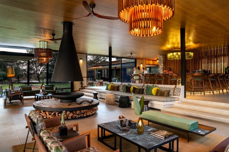 Tanda Tula main lounge