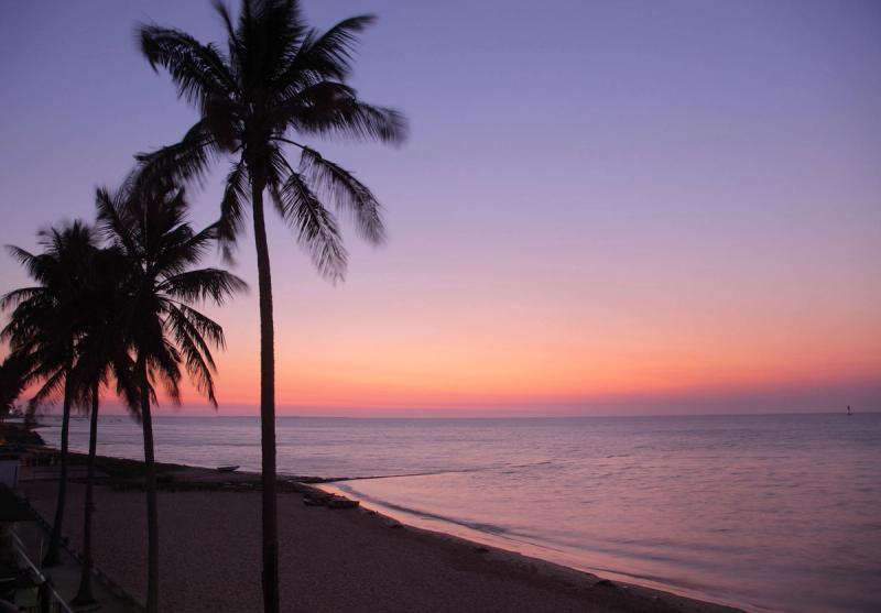 Puesta de sol sobre la costa de Maputo, capital de Mozambique