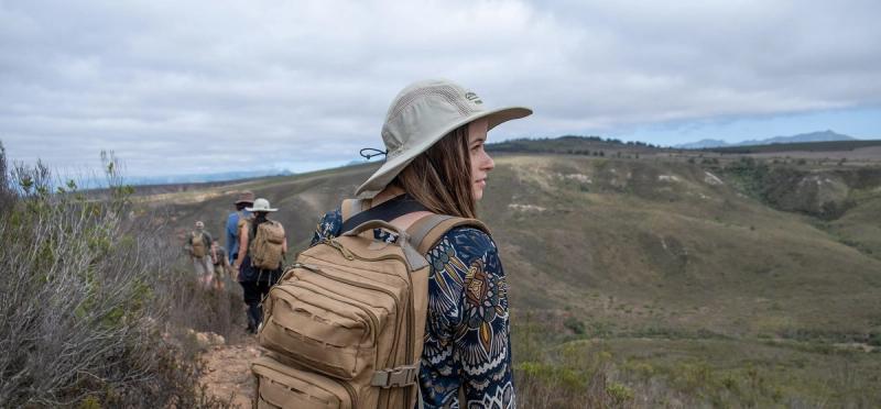Frau im Safarioutfit im Reisejahr 2022 in Afrika