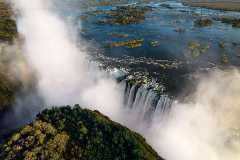 Flüge nach Afrika: Die Victoria-Fälle bilden eine natürliche Grenze zwischen Simbabwe und Sambia