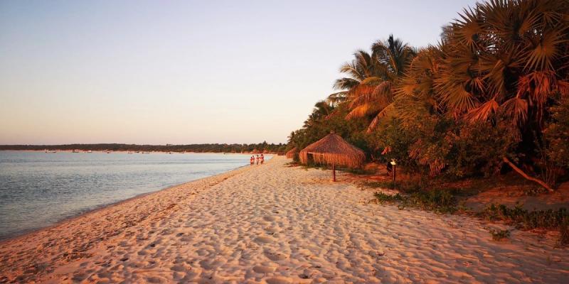 Traumhafter Strand in Mosambik bei Sonnenuntergang