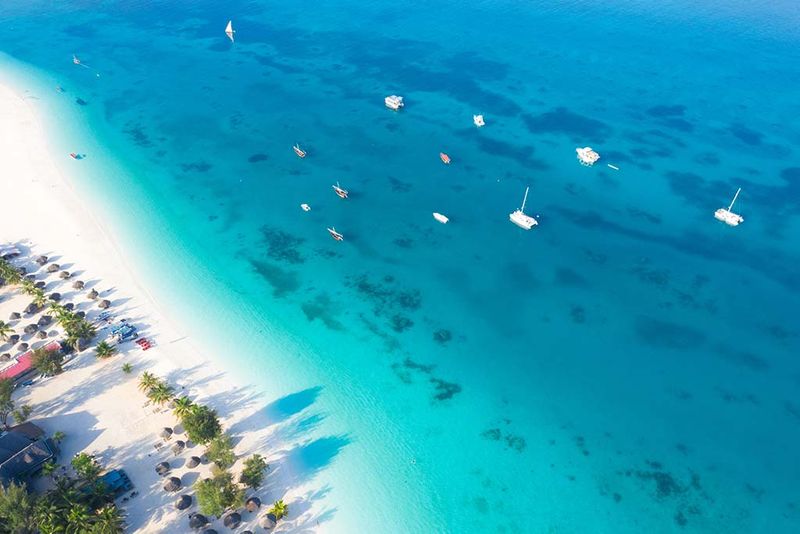 Weiße Strände und türkisblaues Meer machen einen Urlaub auf Sansibar zu etwas ganz Besonderem