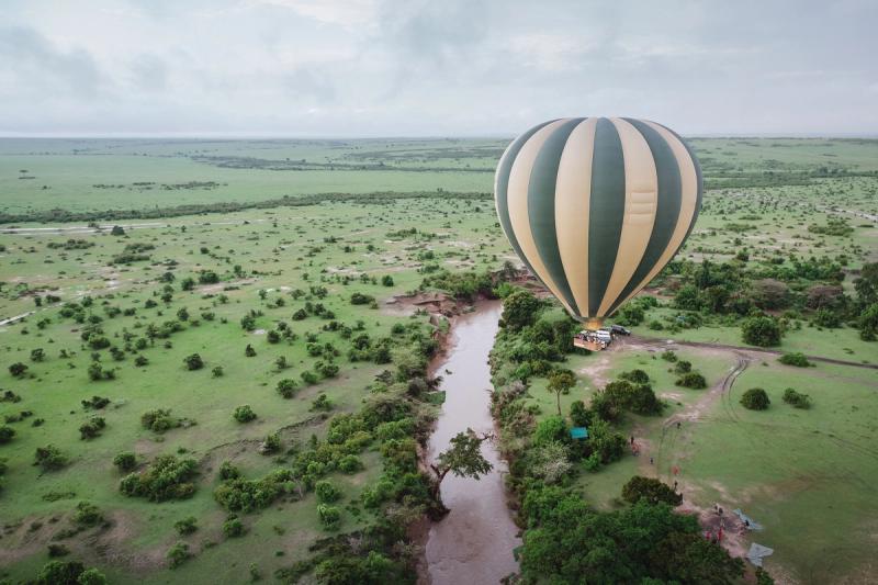 Go on a hot air balloon safari in Tanzania to admire the landscapes and wildlife from above