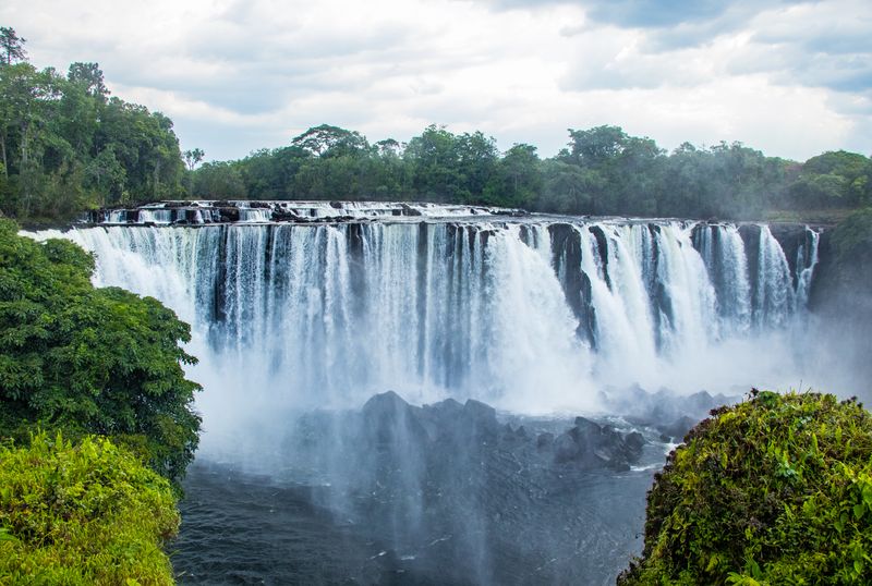 DIe Lumangwe Falls in Sambia sind neben den Victoria-Fällen ein wasserreiches Highlight