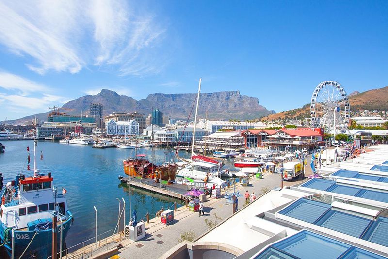 El V&A Waterfront de Ciudad del Cabo es un centro de cultura, compras y entretenimiento