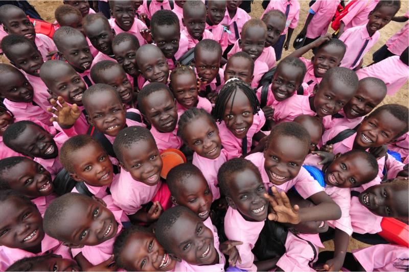 Schulmädchen lachen Kamera - 20 interessante Fakten über Afrika