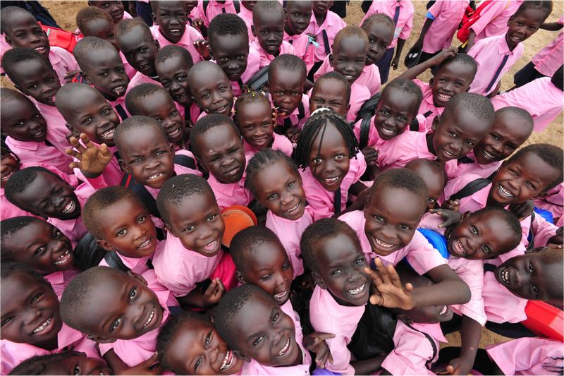 Schulmädchen lachen Kamera - 20 interessante Fakten über Afrika