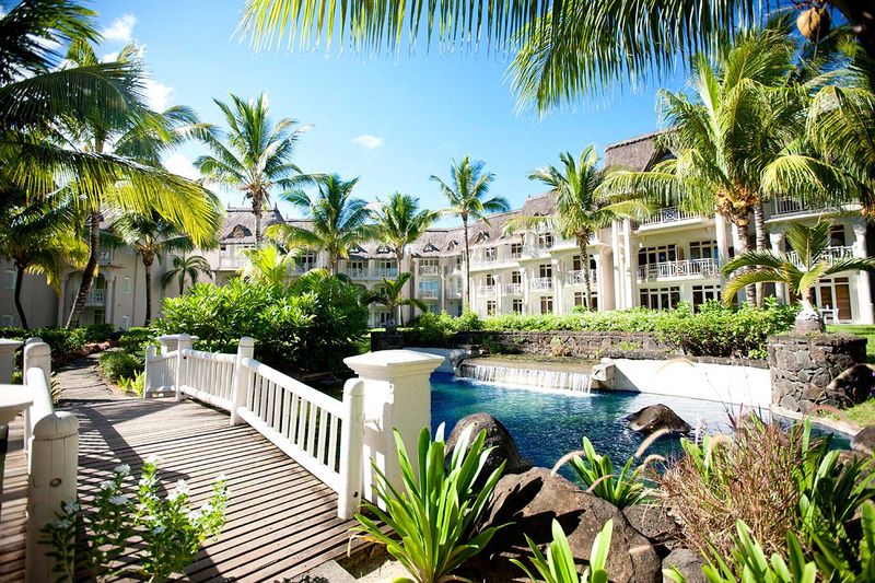 Die tropische Hotelanlage des LUX* Belle Mare auf Mauritius