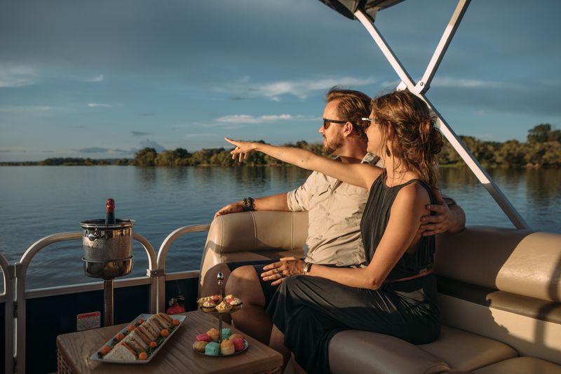 Genießen Sie verschiedene Erlebnisse auf dem Wasser, wie eine romantische Bootstour - Reisetipps für Simbabwe