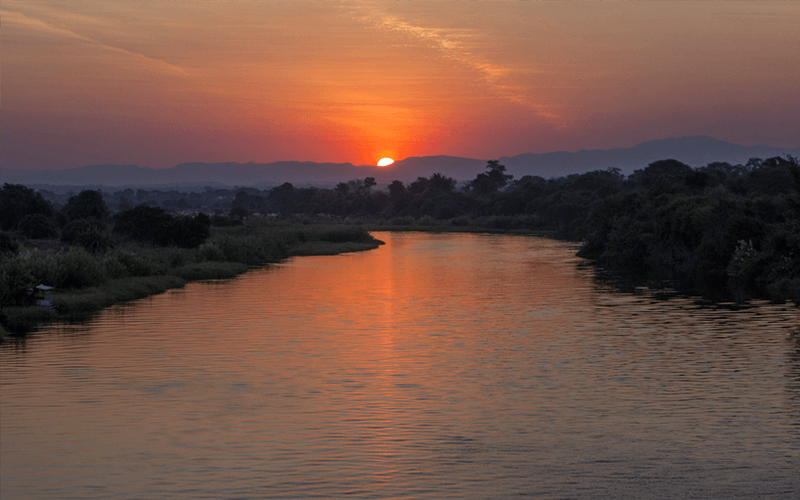 Cruzeiros ao pôr do sol no rio Zambeze agradam a adultos e crianças igualmente
