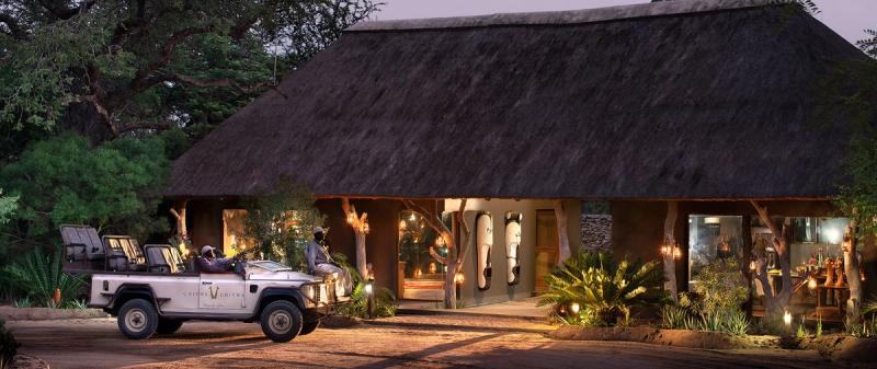 Chitwa Chitwa lodge entrance with game drive vehicle pulling up