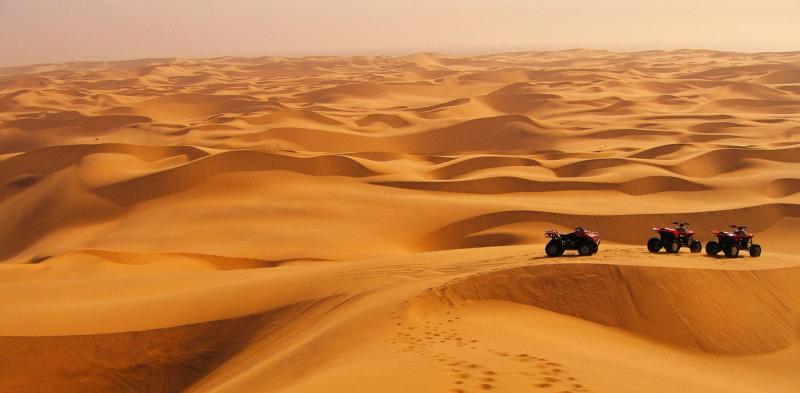 Fahren Sie auf einer Selbstfahrer-Rundreise durch die Wüste Namibias