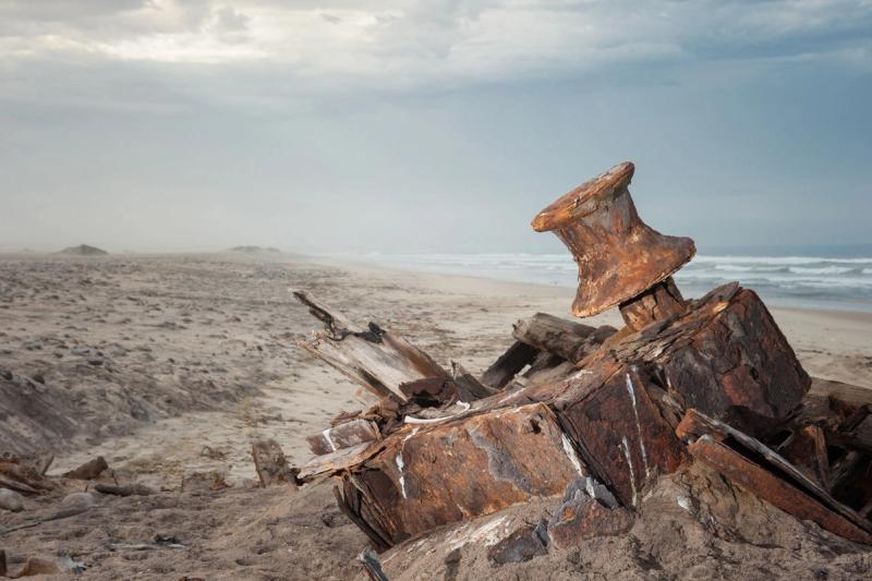 Ein Teil eines Schiffswrackes am Strand von Namibia