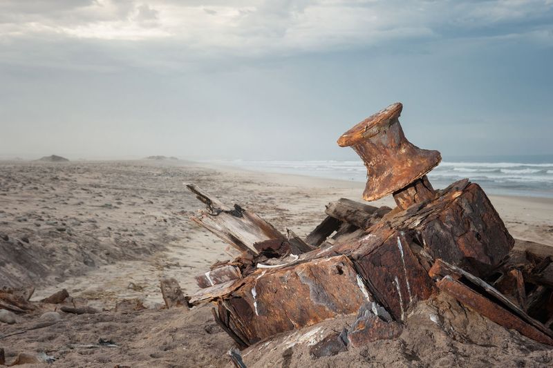 Ein Teil eines Schiffswrackes am Strand von Namibia