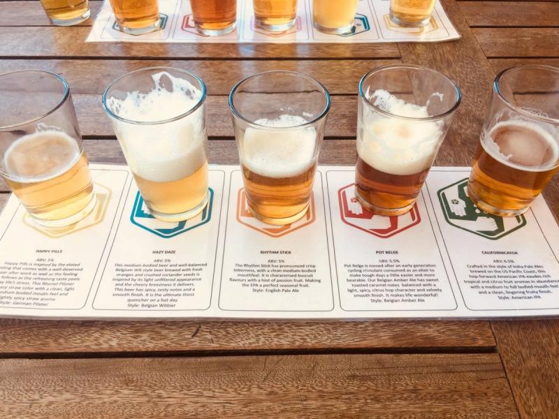 Biergläser auf Blatt mit Beschreibung
