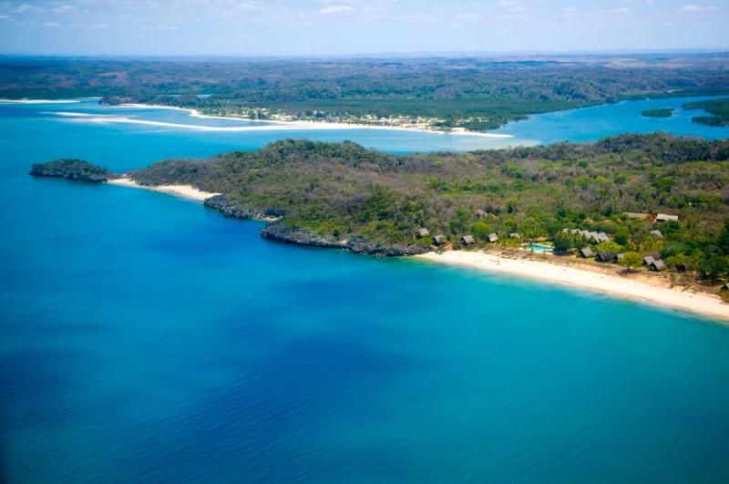 Blaues Meer und ein wenig Festland auf Madakaskar