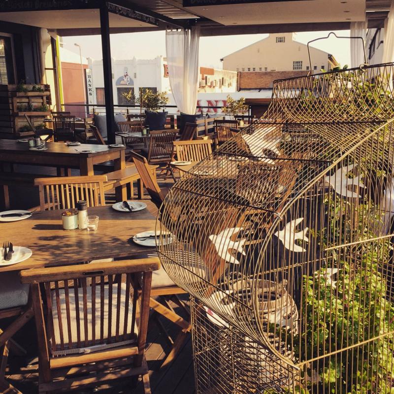 La Bodega Woodstock et sa terrasse panoramique sur la ville du Cap. 