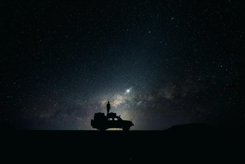Ein funkelnder Sternenhimmel in Namibia, ein Highlight auf einer Nacht-Safari