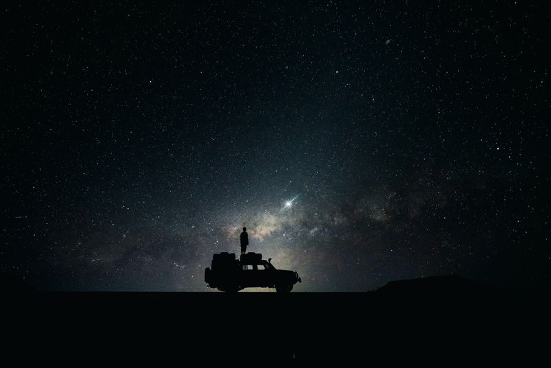 Ein funkelnder Sternenhimmel in Namibia, ein Highlight auf einer Nacht-Safari