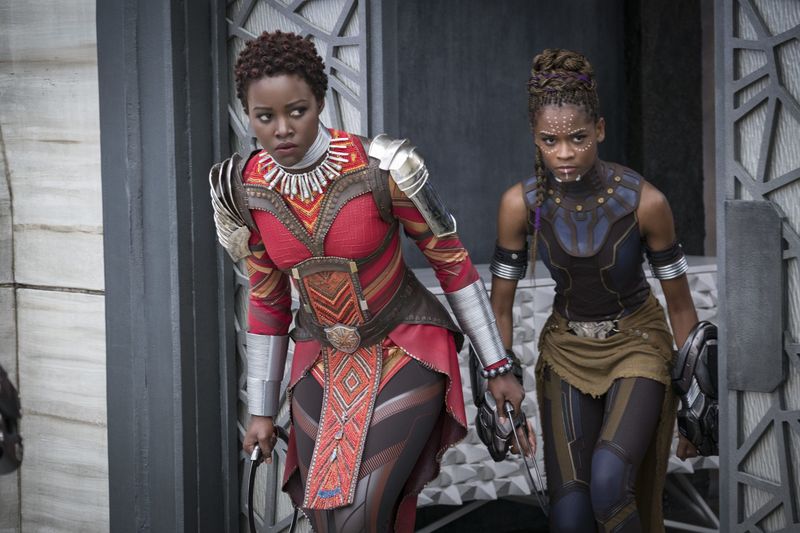Lupita Nyong'o e Letitia Wright em cena do filme "Black Panther" (Matt Kennedy/Marvel Studios-Disney via AP)