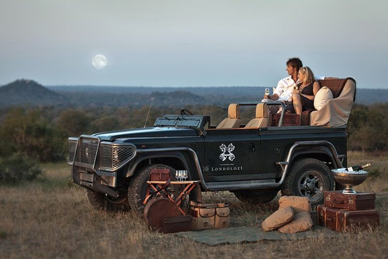 A safari vehicle in Londolozi