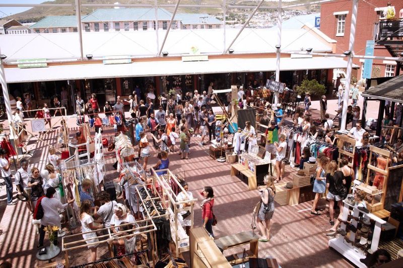 Vista de cima sobre o Neighbourgood's Market no Old Biscuit Mill
