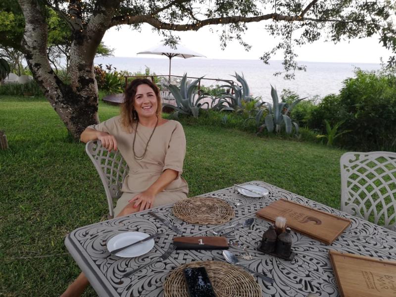 Julia Grass beim Dinner in Mosambik