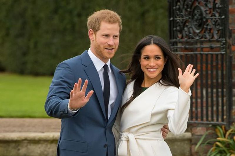 Prinz Harry und Meghan Markle winken in die Kamera - die Royals in Afrika