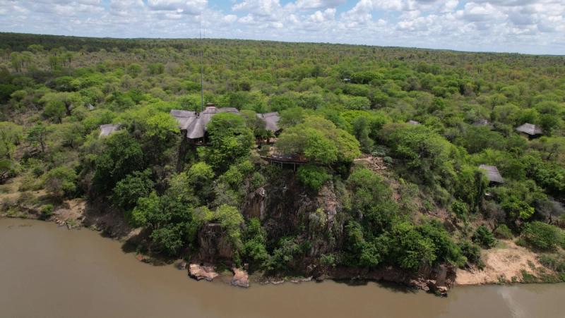 Chilo Gorge Safari Lodge overlooks the Save River