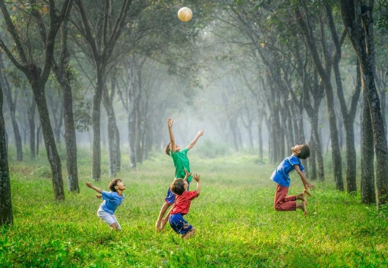 Kinder spielen im Park