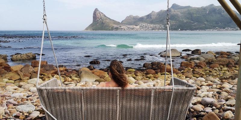 Julia Grass genießt den Ausblick auf Hout Bay und die Bucht