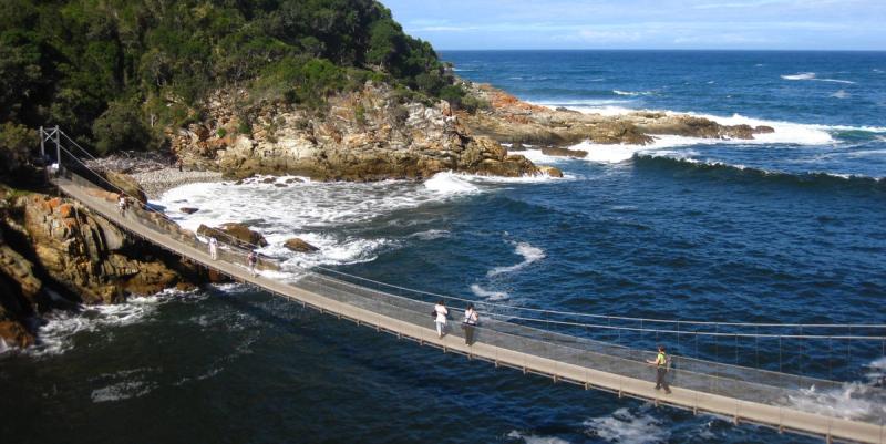 Eine Hängebrücke am Storms River Mouth im Tsitsikamma Nationalpark im südafrikanischen Eastern Cape