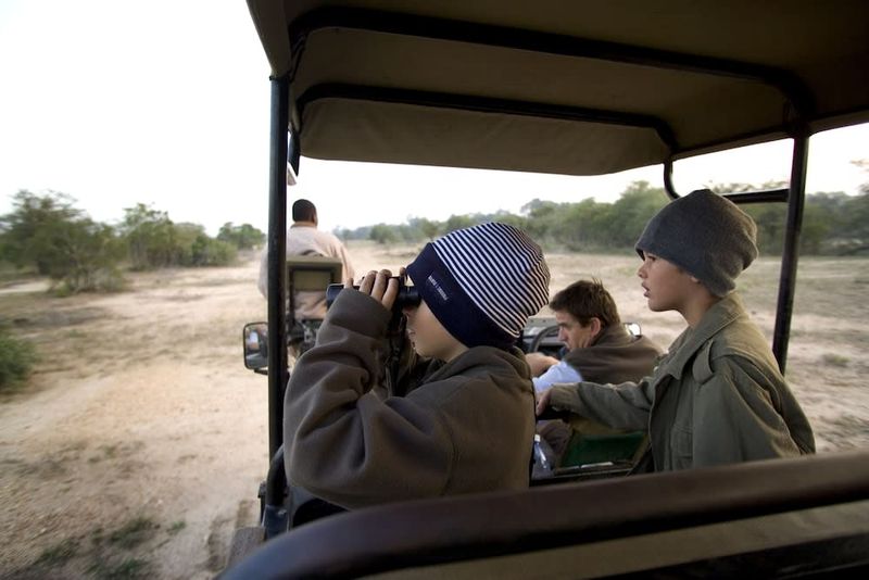 Mit Kindern in Afrika: Kinder beobachten Afrikas Tierwelt auf einer Pirschfahrt