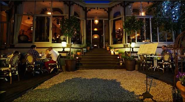 The atmosphere of Kloof Street House easily attracts passersby to stop for a cocktail or two