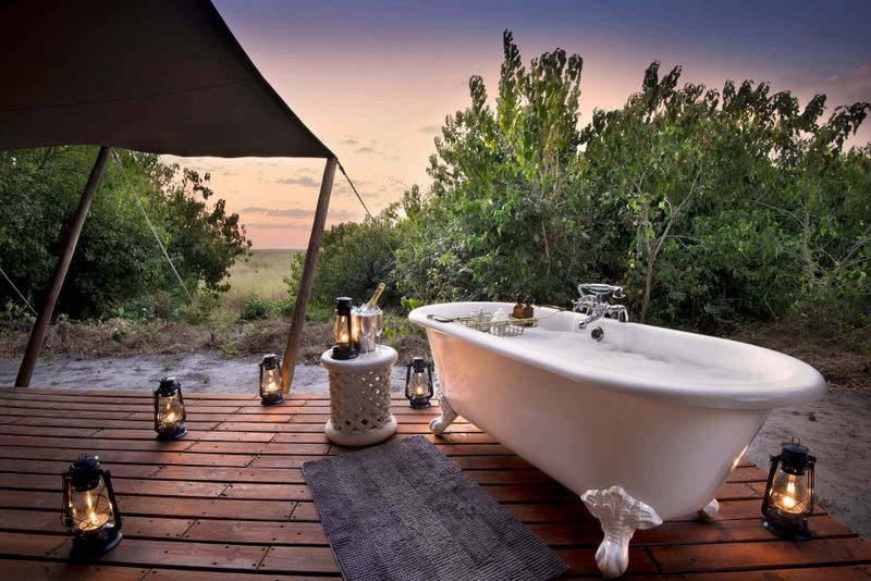 Bath with a view at Lintanti Bush Camp