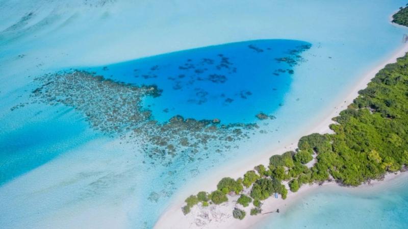 Une des îles de l'océan Indien, située dans l'archipel des Maldives