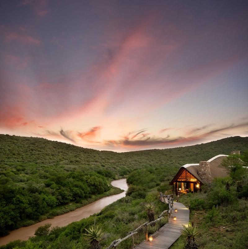 Kwandwe Great Fish River Lodge am Fluss bei Sonnenuntergang