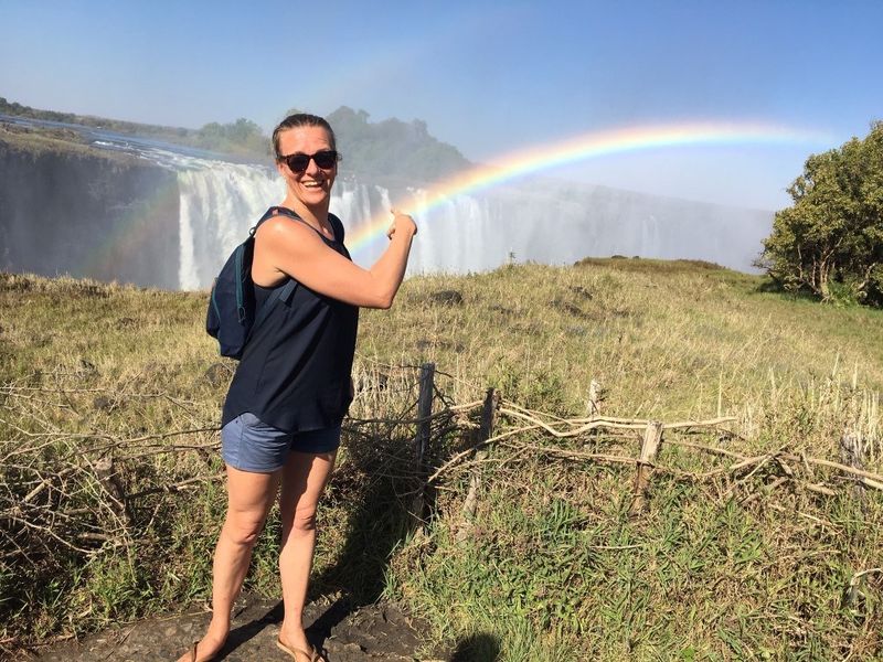 Peggy Bzinkiewicz à coté des Chutes Victoria