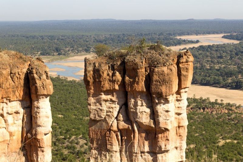 Rötliche Sandfelsen im Gonarezhou Nationalpark - die besten Reiseziele in Simbabwe