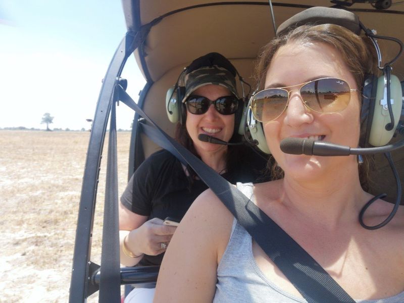 Julia Grass und Kollegin in einem Helikopter