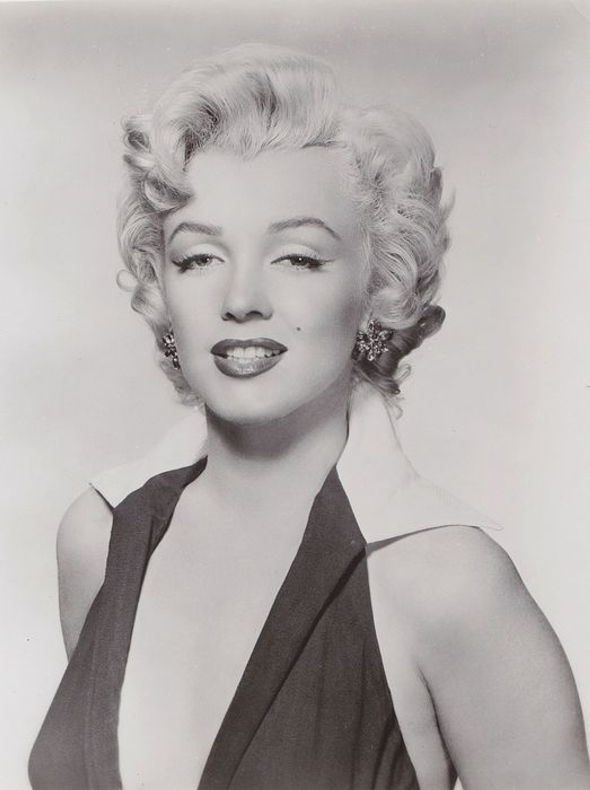 A monochrome publicity portrait of Marilyn Monroe as Rose Loomis in the 1953 film Niagara. She seductively looks into the camera, with half-closed eyes and slightly parted lips.