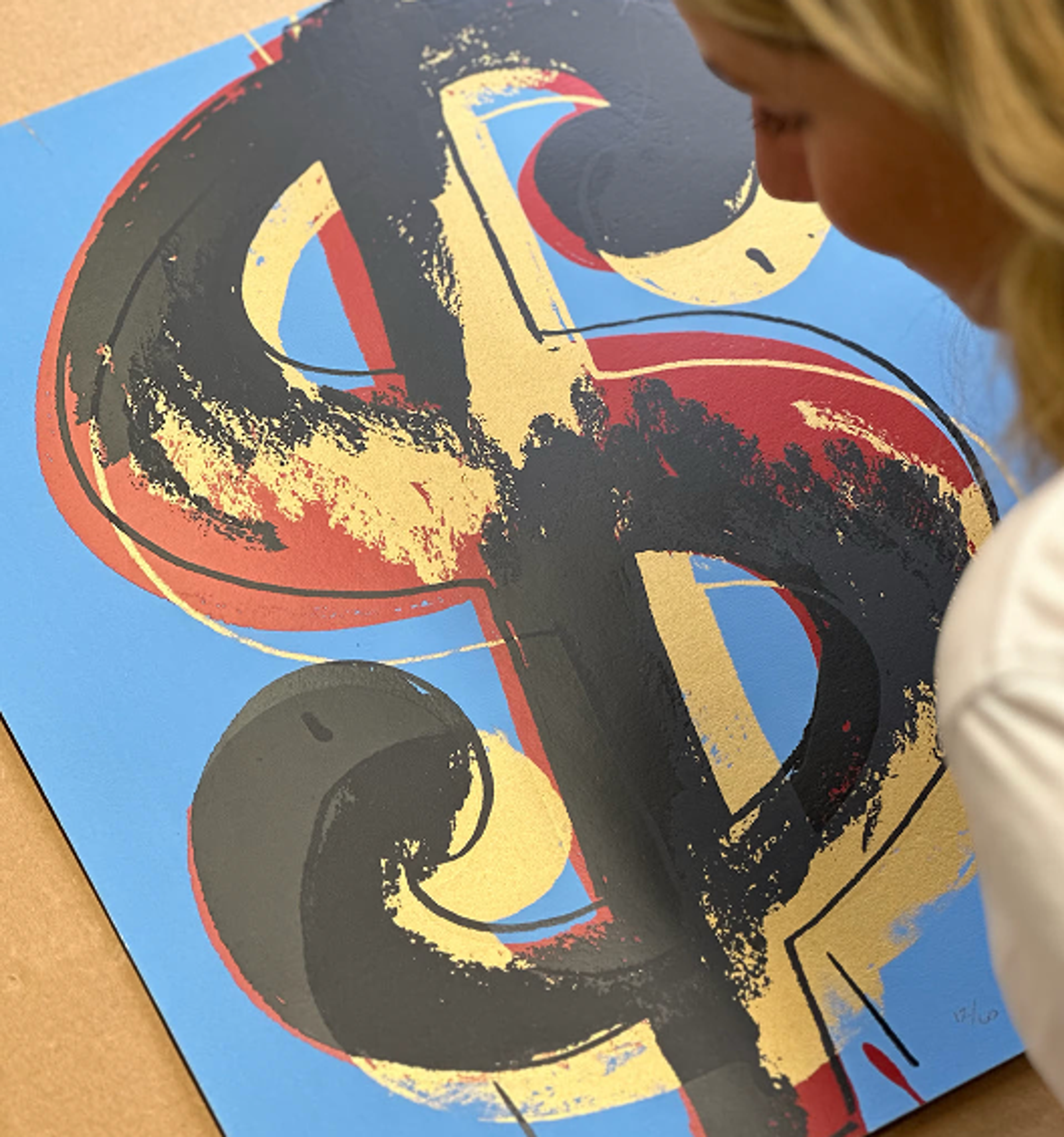 Concentric circles made with black arrows which give the appearance of movement towards the opening at the centre of the circle, set against an off-white background.