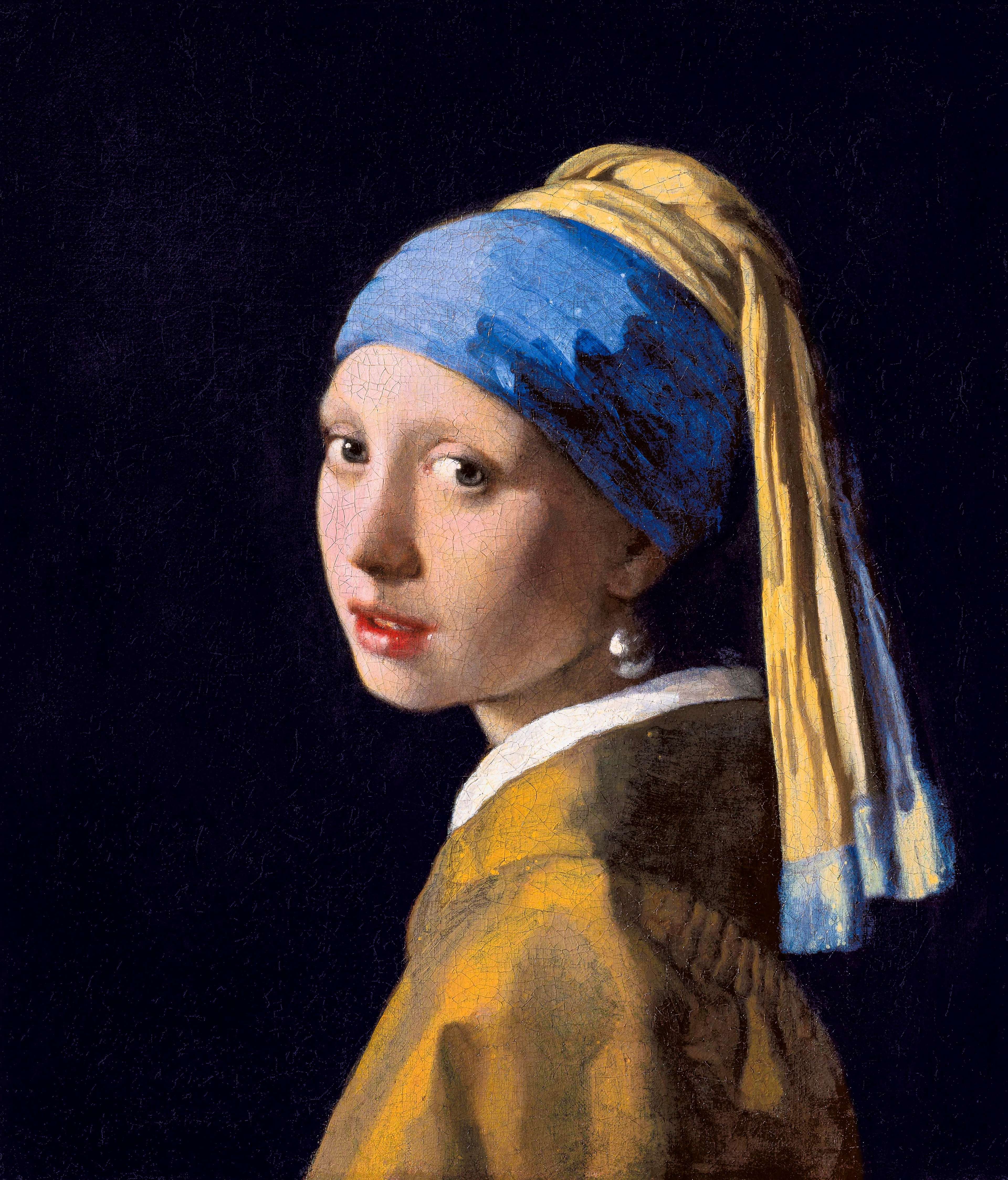 Une jeune femme portant un foulard bleu et jaune se tourne vers le spectateur par-dessus son épaule, son visage doucement éclairé sur un fond sombre, une seule perle brillant à son oreille.