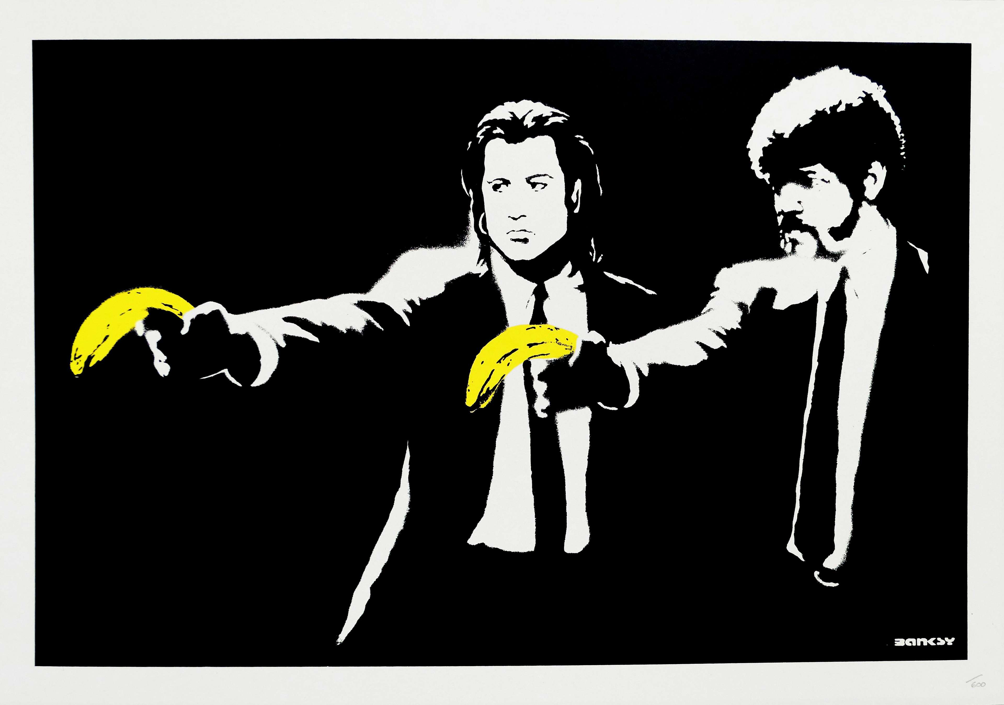 Deux hommes tenant des bananes comme s'il s'agissait de pistolets.