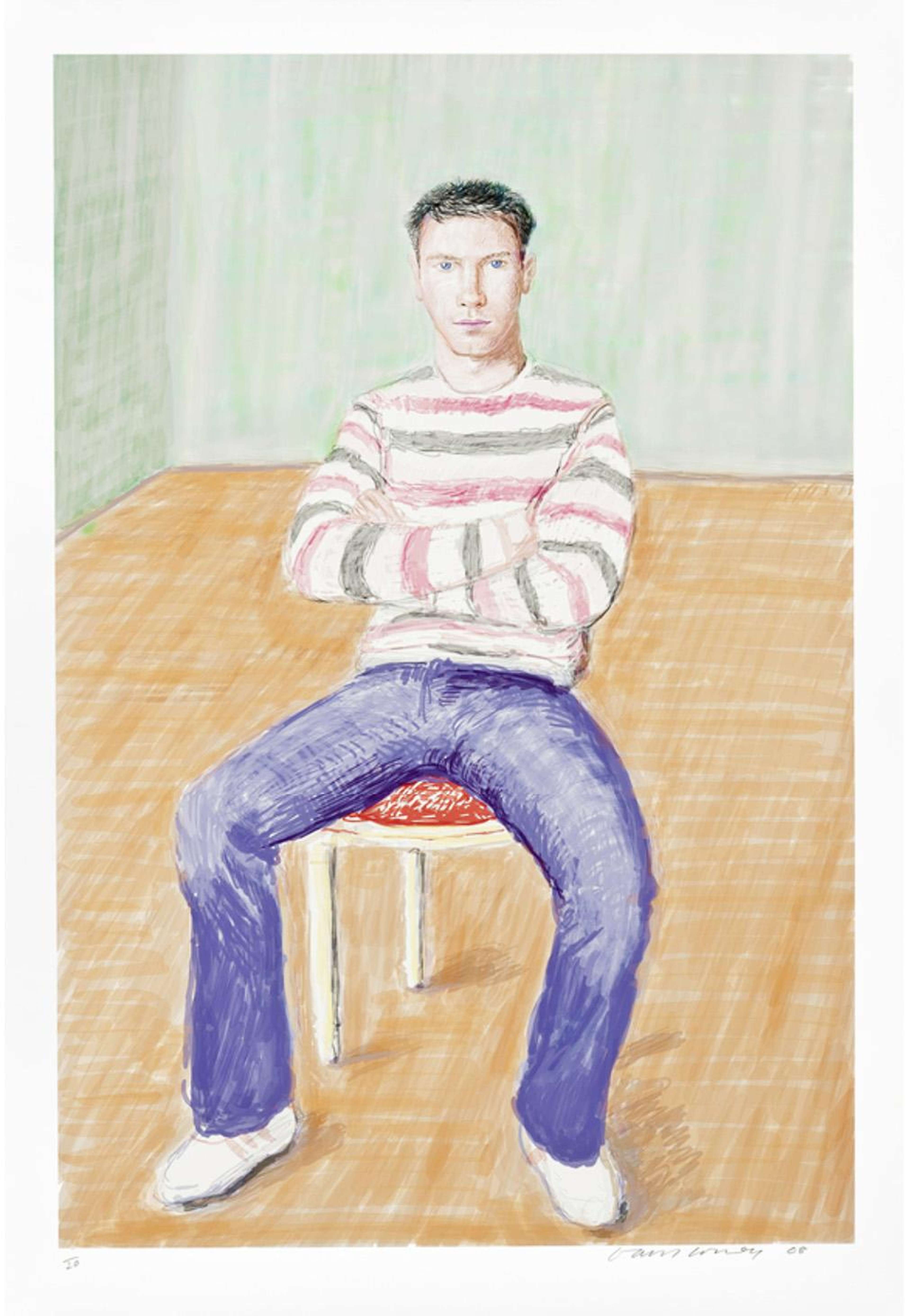 Une estampe numérique de David Hockney représentant un homme vêtu d'un jean et d'un t-shirt à manches longues rayé, les bras croisés, fixant directement le spectateur, assis sur une chaise dans une pièce aux murs verts et au parquet.