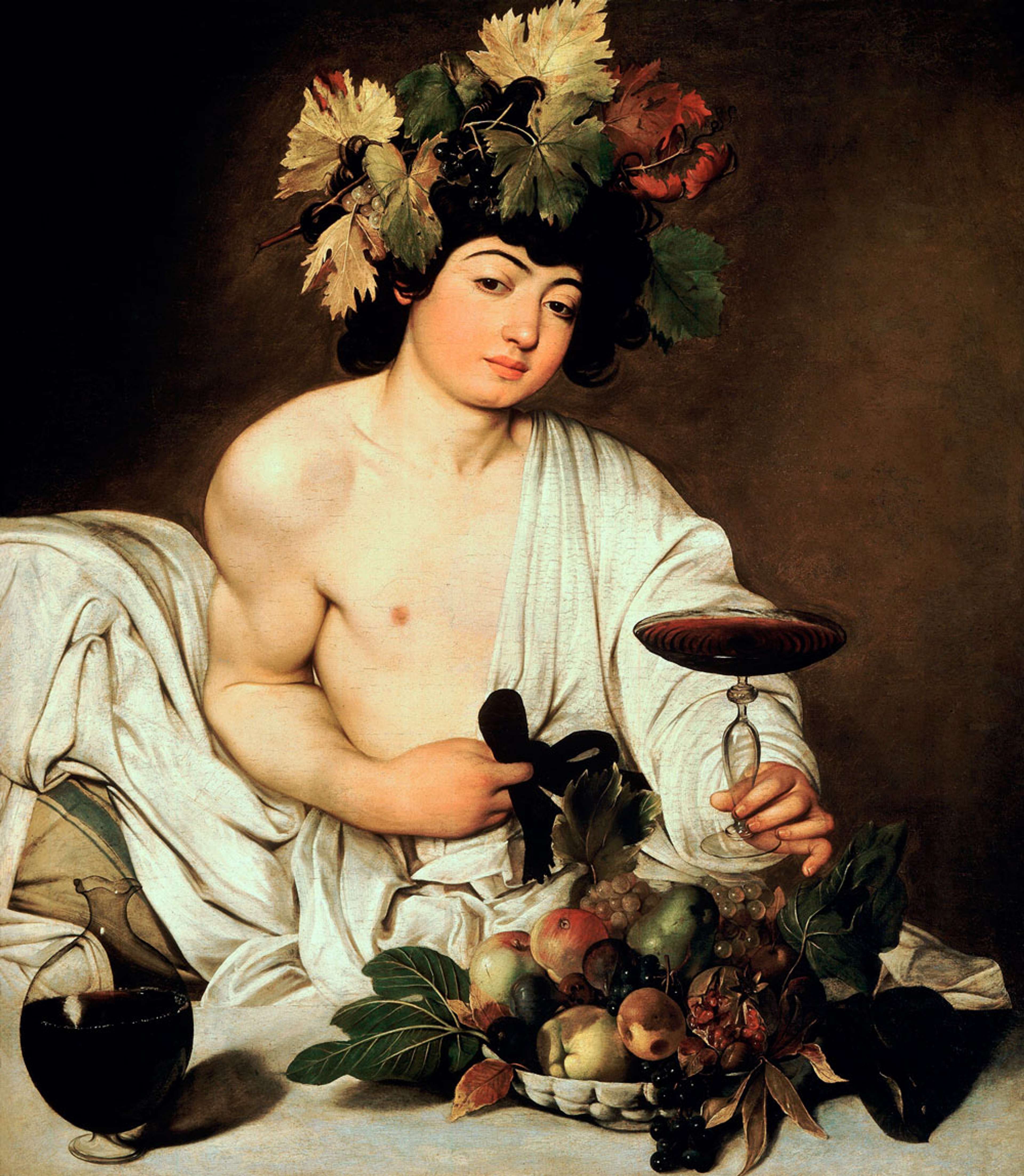 Un homme à moitié drapé dans un tissu, portant une coiffe florale, entouré de fruits et présentant un verre de vin vers le spectateur.