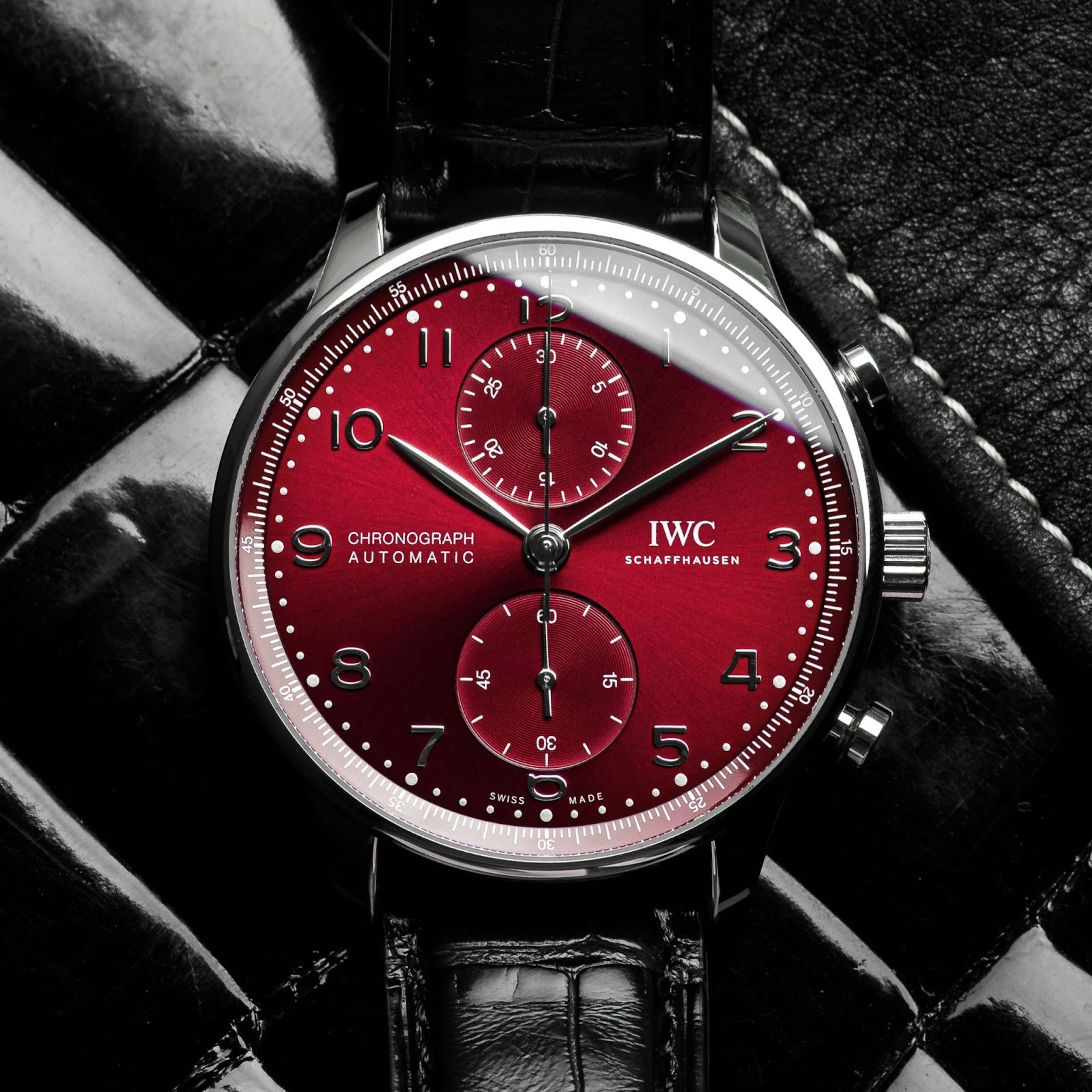 Une IWC Portugieser Chronographe avec un cadran bordeaux, lancée pour la première fois en 1939.