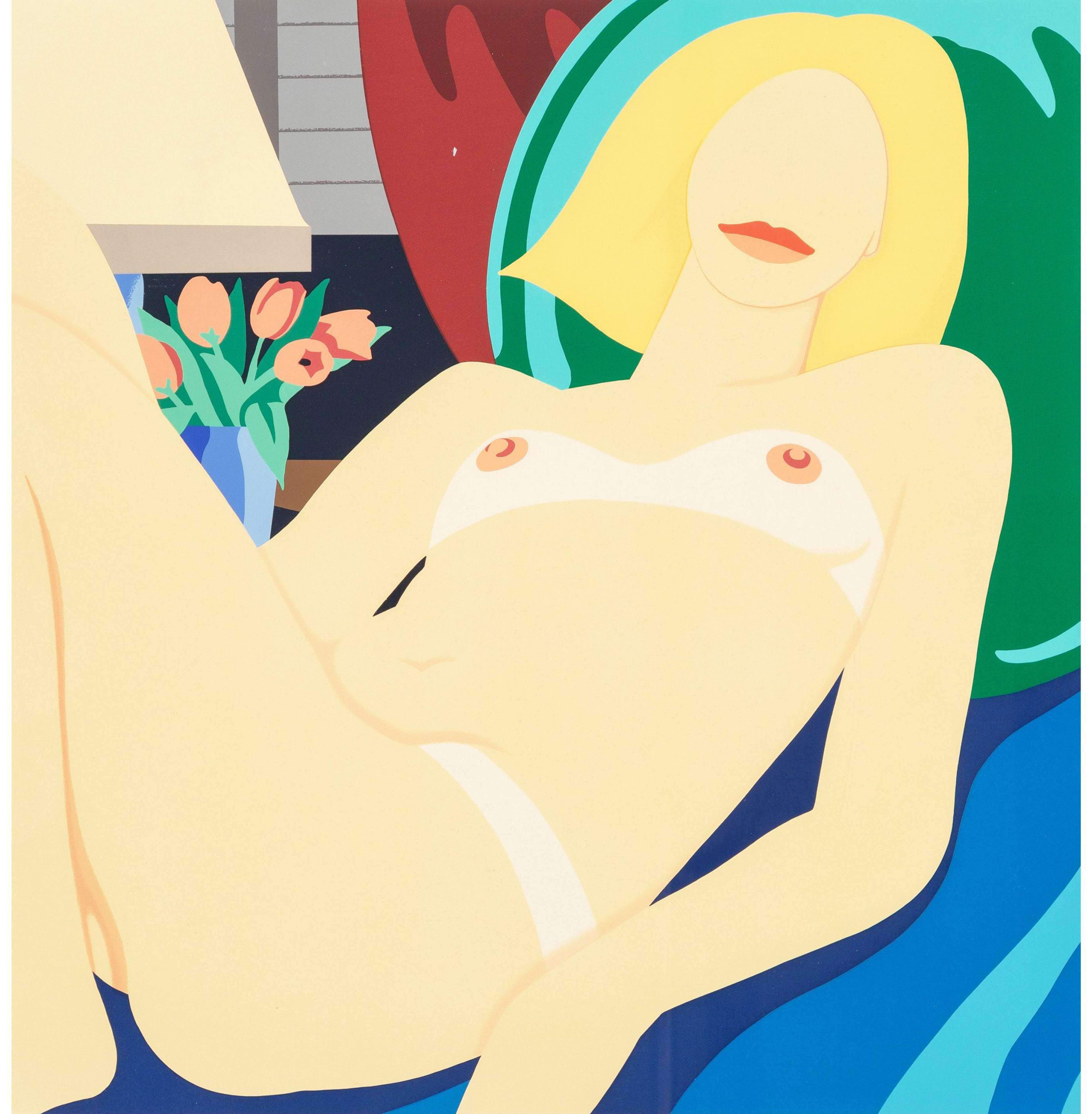 Une femme blonde sans visage est allongée nue sur une chaise longue, avec les marques de bronzage d'un bikini bien visibles.