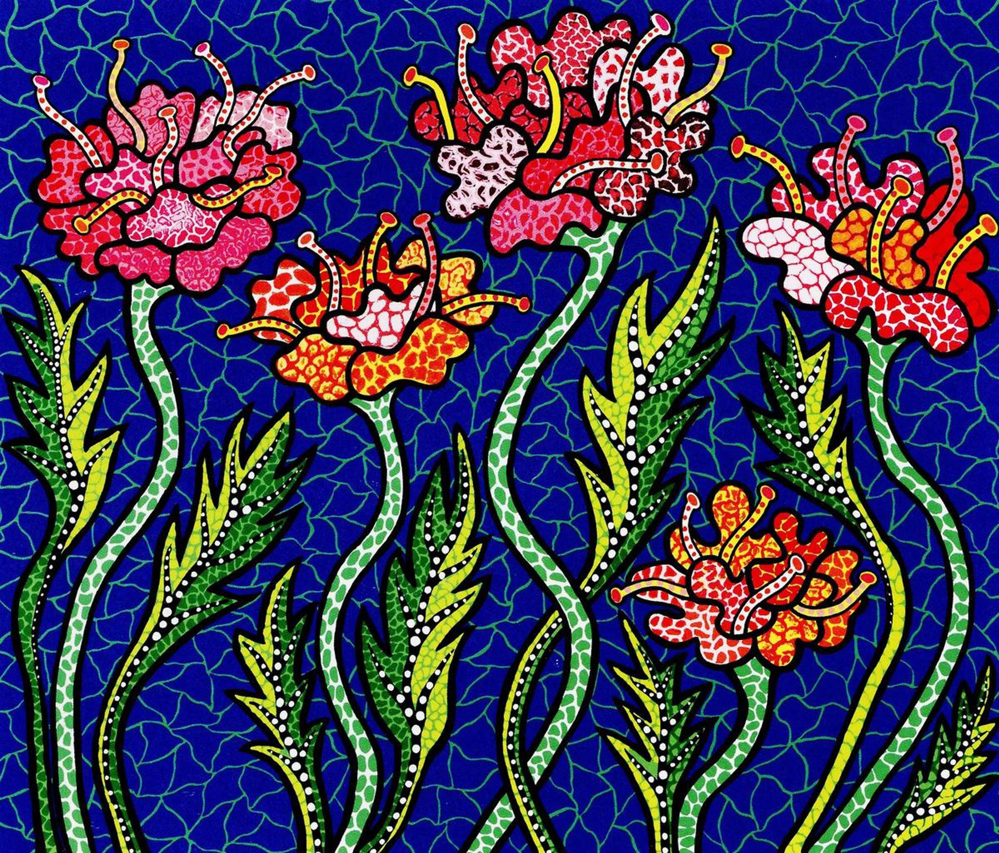Une sérigraphie de Yayoi Kusama, intitulée « Summer Flowers », représentant des fleurs rouges et roses aux tiges pointillées sur un fond bleu à motif de filet.